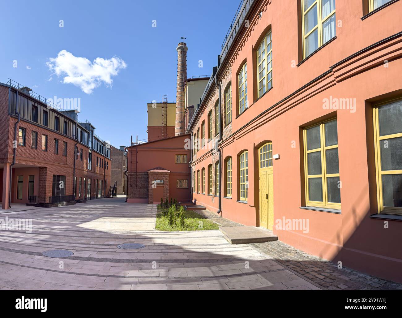 Die alte Fabrik wurde zu einem modernen Bürobereich renoviert. Renovierung eines alten Industriehauses in der Innenstadt. Stockfoto