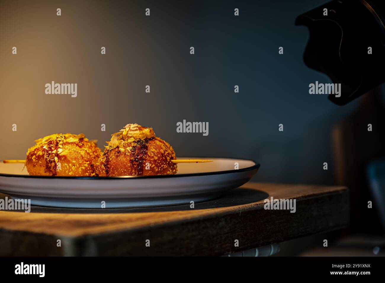 Herzhaftes Gebäck im Spieß Vorbereitung für Fotoaufnahmen Stockfoto
