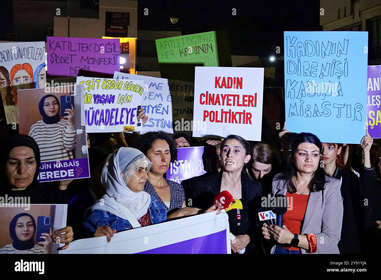 Diyarbakir, Türkei. Oktober 2024. Die Partei für Gleichstellung und Demokratie (dem) Diyarbakir, Abgeordneter Ceylan Akca Cuppolo (R2), spricht bei dem Protest. Gegen die zunehmende Zahl der Morde an Frauen in der Türkei wurde in der Stadt Diyarbakir mit einer Pressemitteilung protestiert, die von der Dicle Amed Women's Platform, dem Diyarbakir Network for Fighting Violence, der Freien Frauenbewegung (TJA) und einigen politischen Parteien besucht wurde. Tausende von Frauen nahmen an gleichzeitigen Protesten in vielen anderen Städten der Türkei Teil. Quelle: SOPA Images Limited/Alamy Live News Stockfoto