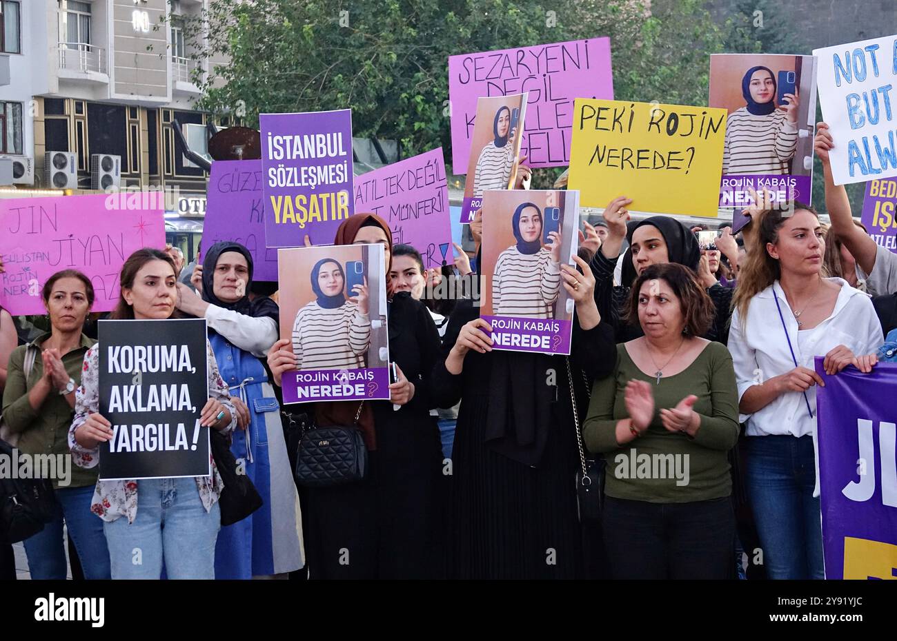 Diyarbakir, Türkei. Oktober 2024. Frauen werden mit Plakaten gesehen, auf denen die Genesung von Rojin Kabais gefordert wird, einem Studenten, der während einer Demonstration in der Stadt Van vermisst wurde. Gegen die zunehmende Zahl der Morde an Frauen in der Türkei wurde in der Stadt Diyarbakir mit einer Pressemitteilung protestiert, die von der Dicle Amed Women's Platform, dem Diyarbakir Network for Fighting Violence, der Freien Frauenbewegung (TJA) und einigen politischen Parteien besucht wurde. Tausende von Frauen nahmen an gleichzeitigen Protesten in vielen anderen Städten der Türkei Teil. Quelle: SOPA Images Limited/Alamy Live News Stockfoto