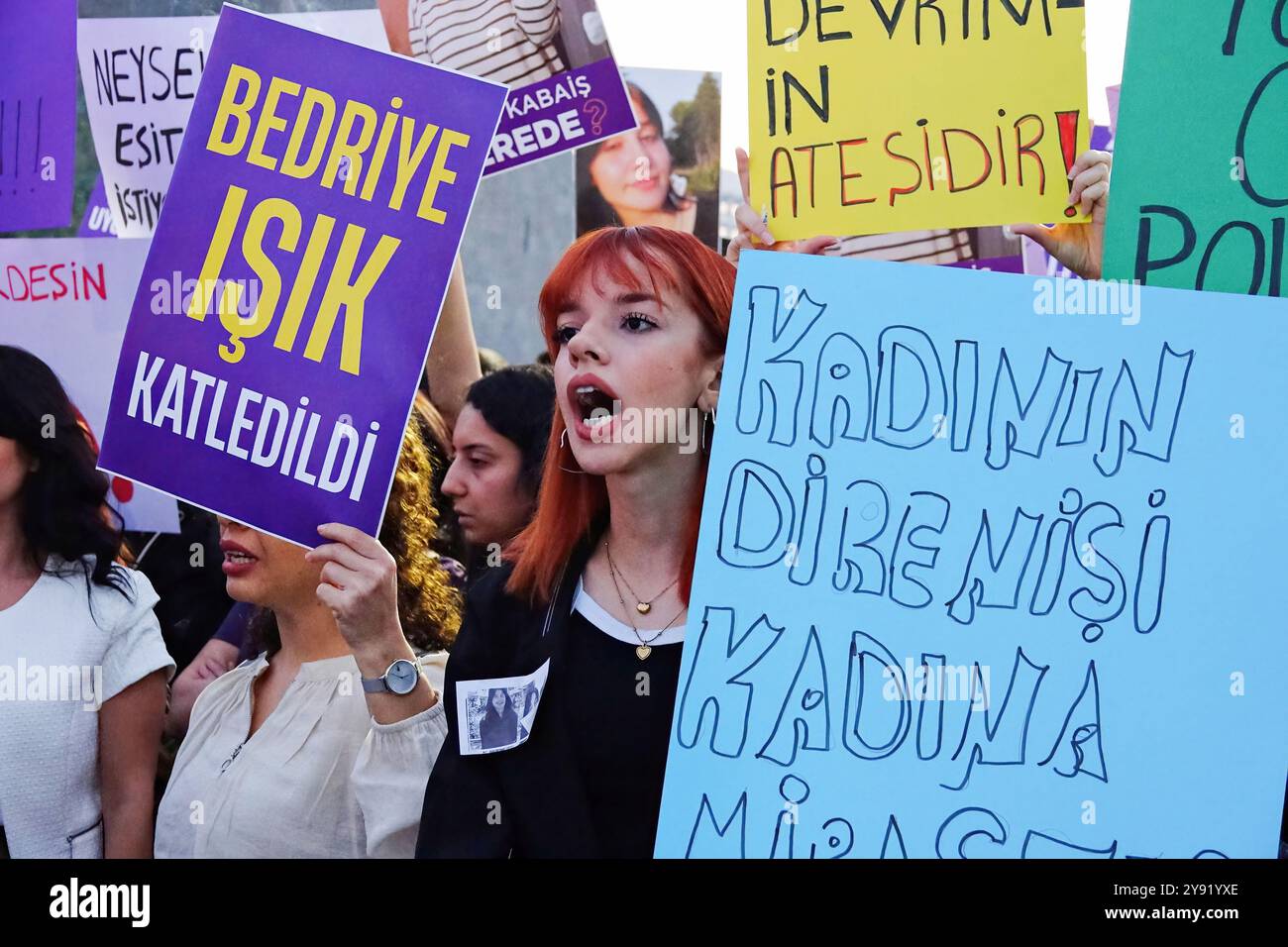 Eine junge Frau wird während einer Demonstration in Diyarbakir gesehen, die gegen Femizide protestiert. Die Demonstranten halten Plakate, die ihre Meinung während der Demonstration zum Ausdruck bringen. Gegen die zunehmende Zahl der Morde an Frauen in der Türkei wurde in der Stadt Diyarbakir mit einer Pressemitteilung protestiert, die von der Dicle Amed Women's Platform, dem Diyarbakir Network for Fighting Violence, der Freien Frauenbewegung (TJA) und einigen politischen Parteien besucht wurde. Tausende von Frauen nahmen an gleichzeitigen Protesten in vielen anderen Städten der Türkei Teil. (Foto: Mehmet Masum Suer/SOPA Images/SIPA USA) Stockfoto