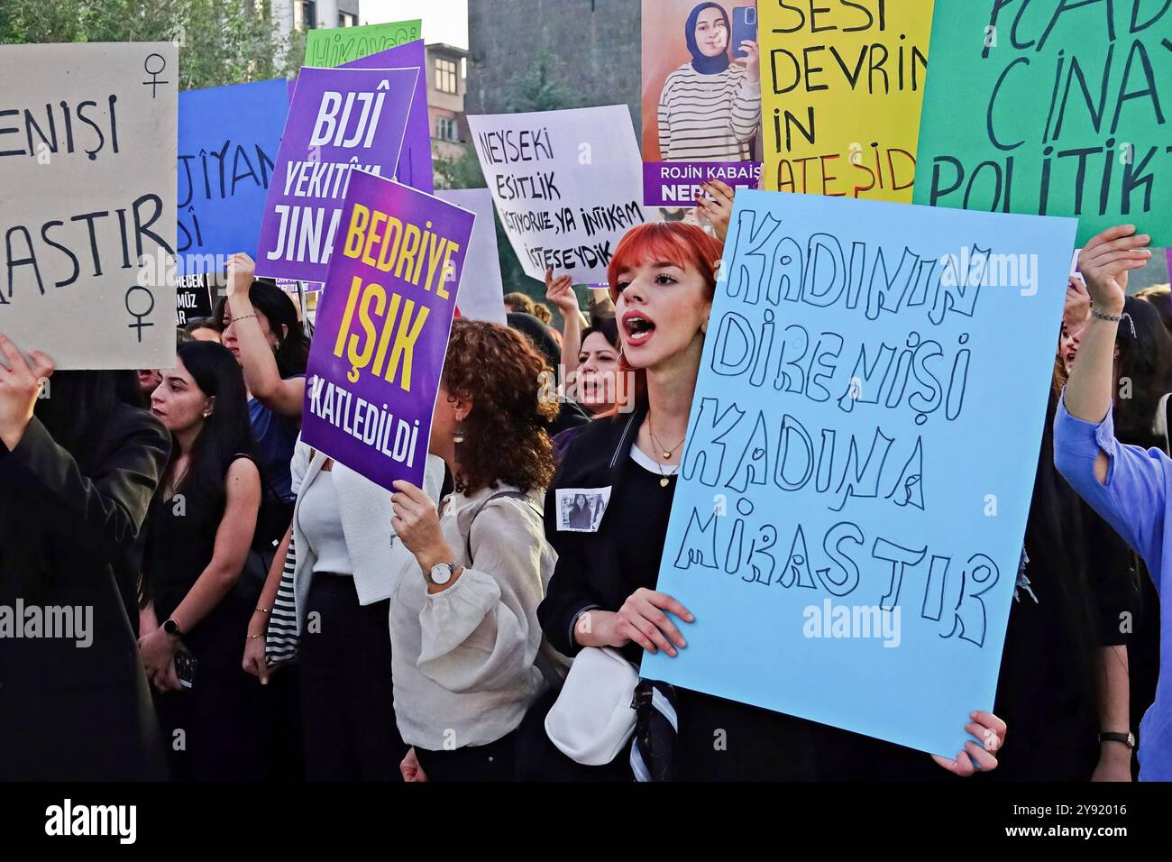 Eine junge Frau wird während einer Demonstration in Diyarbakir gesehen, die gegen Femizide protestiert. Die Demonstranten halten Plakate, die ihre Meinung während der Demonstration zum Ausdruck bringen. Gegen die zunehmende Zahl der Morde an Frauen in der Türkei wurde in der Stadt Diyarbakir mit einer Pressemitteilung protestiert, die von der Dicle Amed Women's Platform, dem Diyarbakir Network for Fighting Violence, der Freien Frauenbewegung (TJA) und einigen politischen Parteien besucht wurde. Tausende von Frauen nahmen an gleichzeitigen Protesten in vielen anderen Städten der Türkei Teil. (Foto: Mehmet Masum Suer/SOPA Images/SIPA USA) Stockfoto