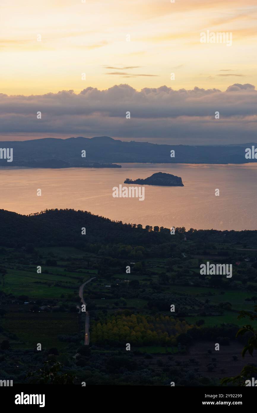 Sonnenuntergang über dem See Bolsena an einem bewölkten Abend aus Sicht von Montefiascone, Region Latium, Italien. Oktober 2024 Stockfoto
