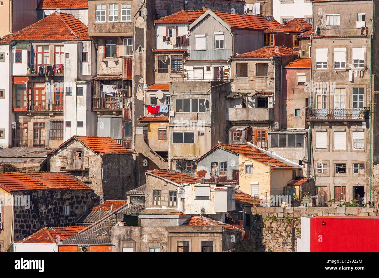 Stadtbild von Porto mit alten alten alten Gebäuden, orangen Dächern und grauen Wänden im Bau. Zum Trocknen aufhängen. Stockfoto