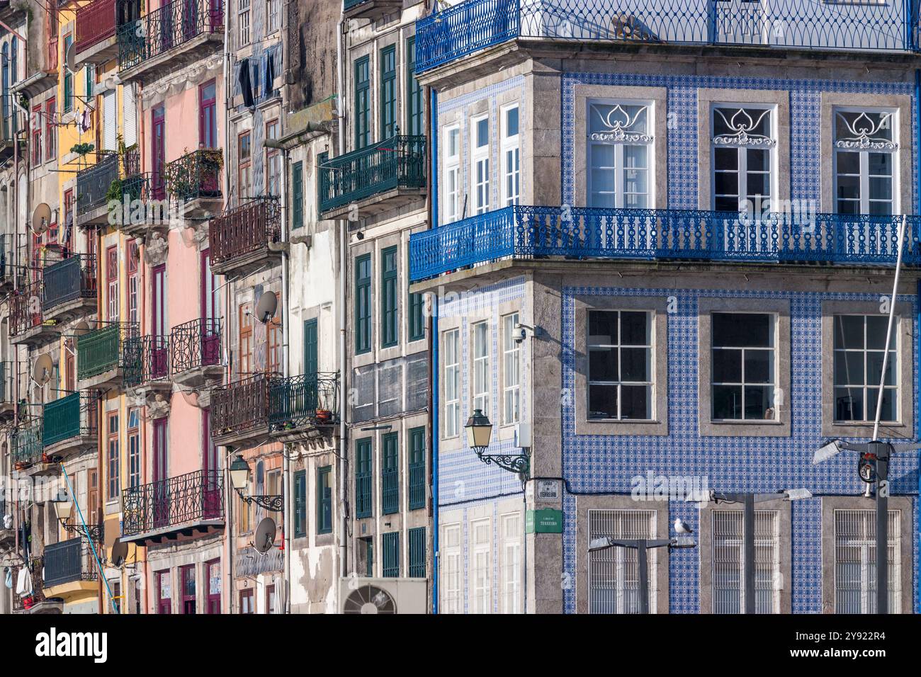 Die berühmten Gebäude am Fluss in Porto. Farbenfrohe Fassaden mit farbigen Stahlbalkonen. An einem sonnigen Tagesziel, keine Leute, Szene, Fliesen, Fliesen, Reiseziele Stockfoto