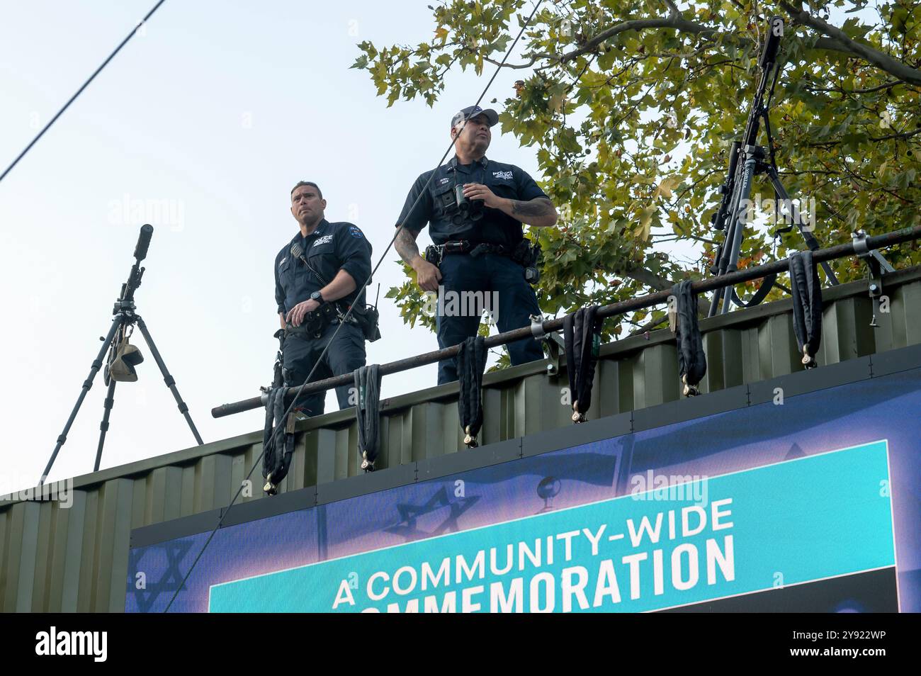 NEW YORK, NEW YORK - OKTOBER 07: Die mit dem Multikaliber-Scharfschützen-System Sako TRG M10 ausgerüsteten Beamten der New York City Police Department (NYPD) überwachen die Gedenkfeier zum „7. Oktober: Ein Jahr später“ anlässlich des Jahrestages des von der Hamas geführten Angriffs in Israel auf der Sommerbühne im Central Park am 07. Oktober 2024 in New York City. Am 7. Oktober 2023 strömten Tausende von von von der Hamas geführten Palästinensern aus dem Gazastreifen nach Israel, ermordeten 1.139 Menschen und entführten etwa 250 Israelis und Ausländer, von denen fast 100 noch nicht erfasst wurden. Stockfoto