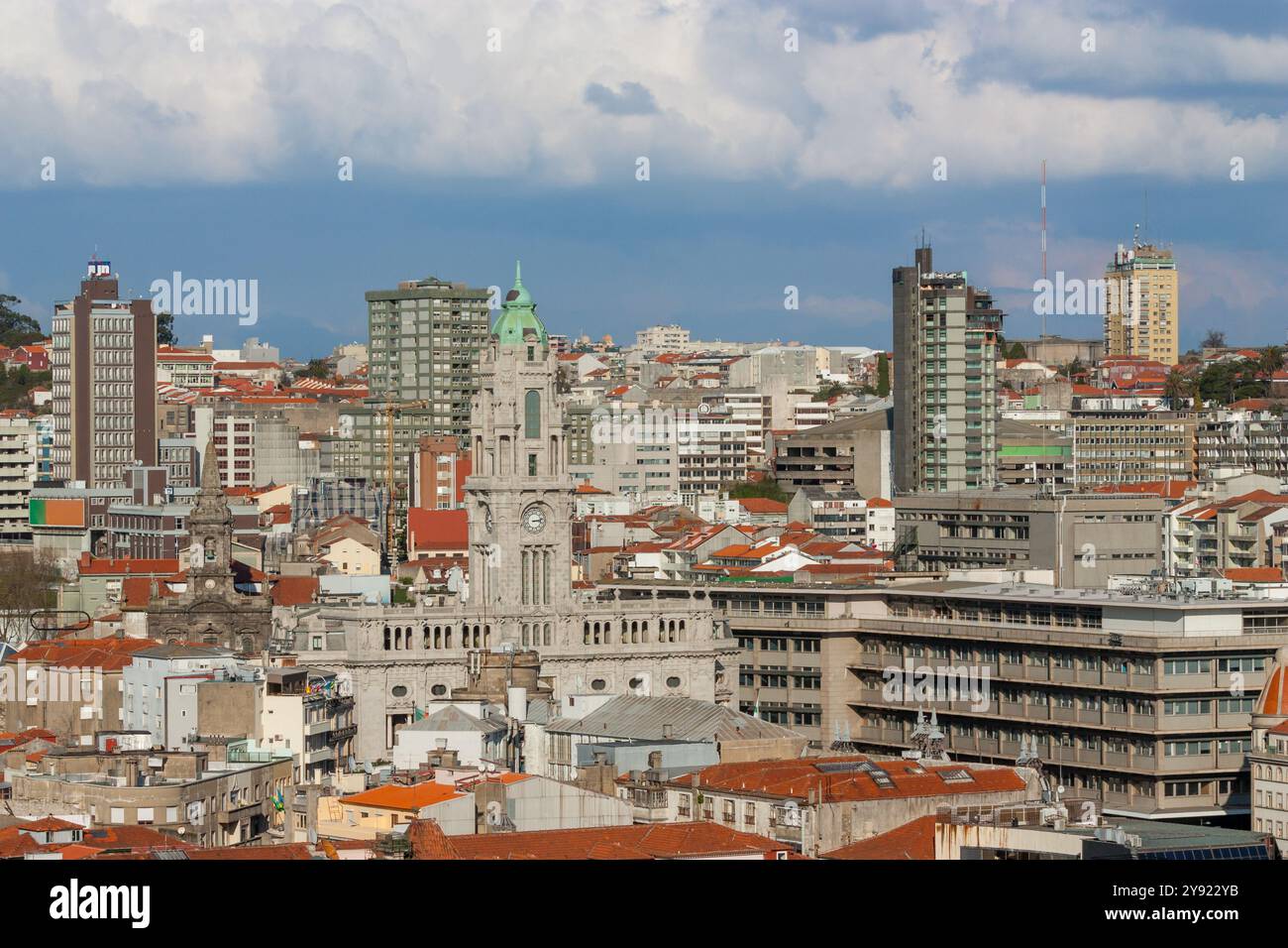 Stadtansicht der einzigen Gebäude in Porto, ein Blick aus der Vogelperspektive auf die alten grauen Gebäude und die orangefarbenen Dächer. Mit verlassenen Gebäuden mit alten Fassaden A Stockfoto