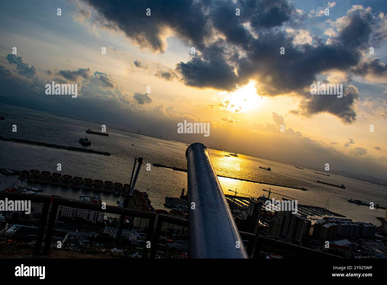 Cannon die Festung Gibraltar mit einem eindrucksvollen Sonnenuntergang über dem Meer zu verteidigen. Stockfoto