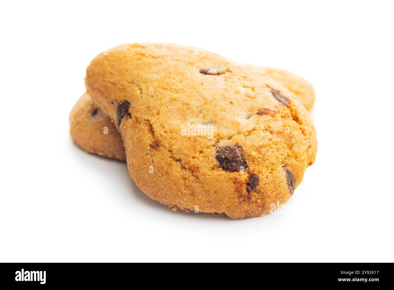 Biscotti frollini con gocce di cioccolato. Schokoladenkekse isoliert auf weißem Hintergrund. Stockfoto
