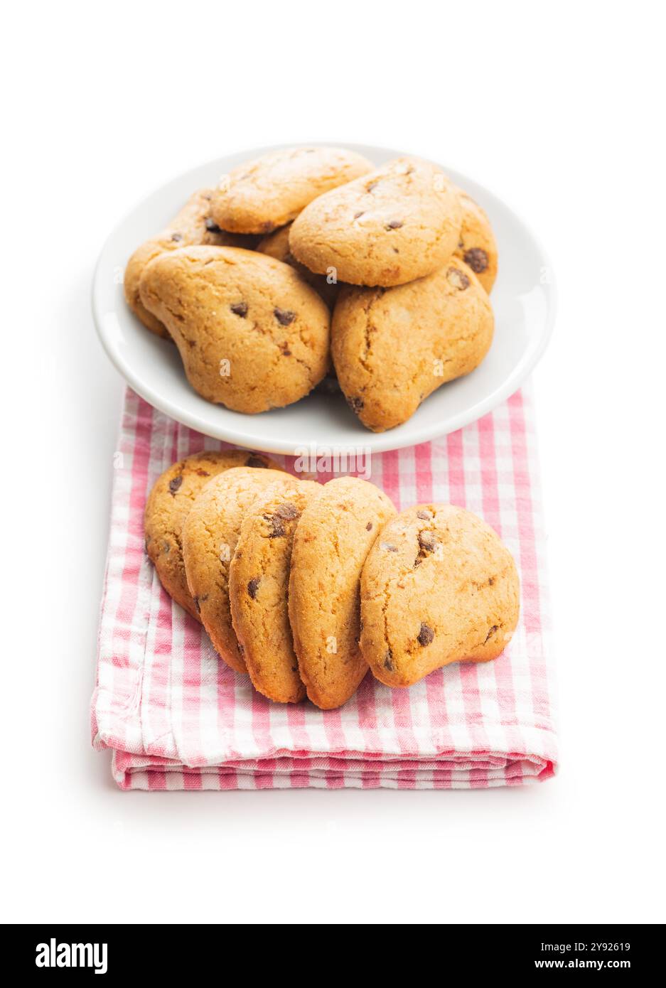 Biscotti frollini con gocce di cioccolato. Schokoladenkekse auf Teller isoliert auf weißem Hintergrund. Stockfoto