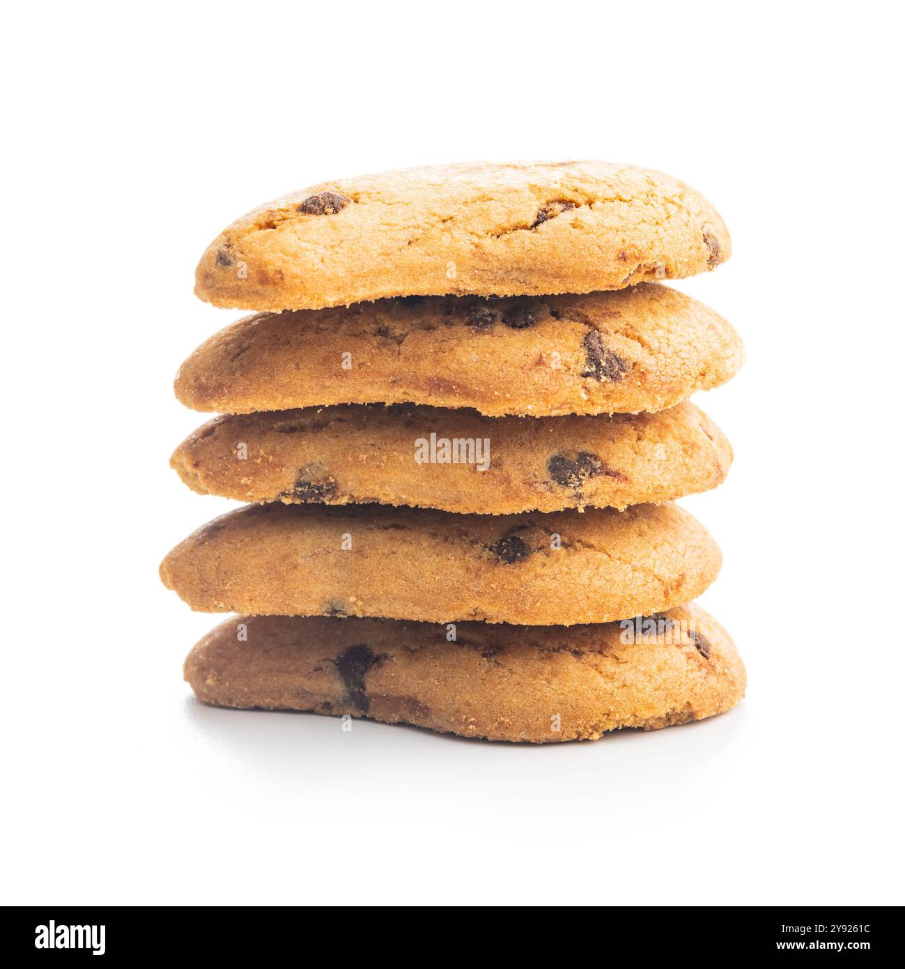 Biscotti frollini con gocce di cioccolato. Schokoladenkekse isoliert auf weißem Hintergrund. Stockfoto