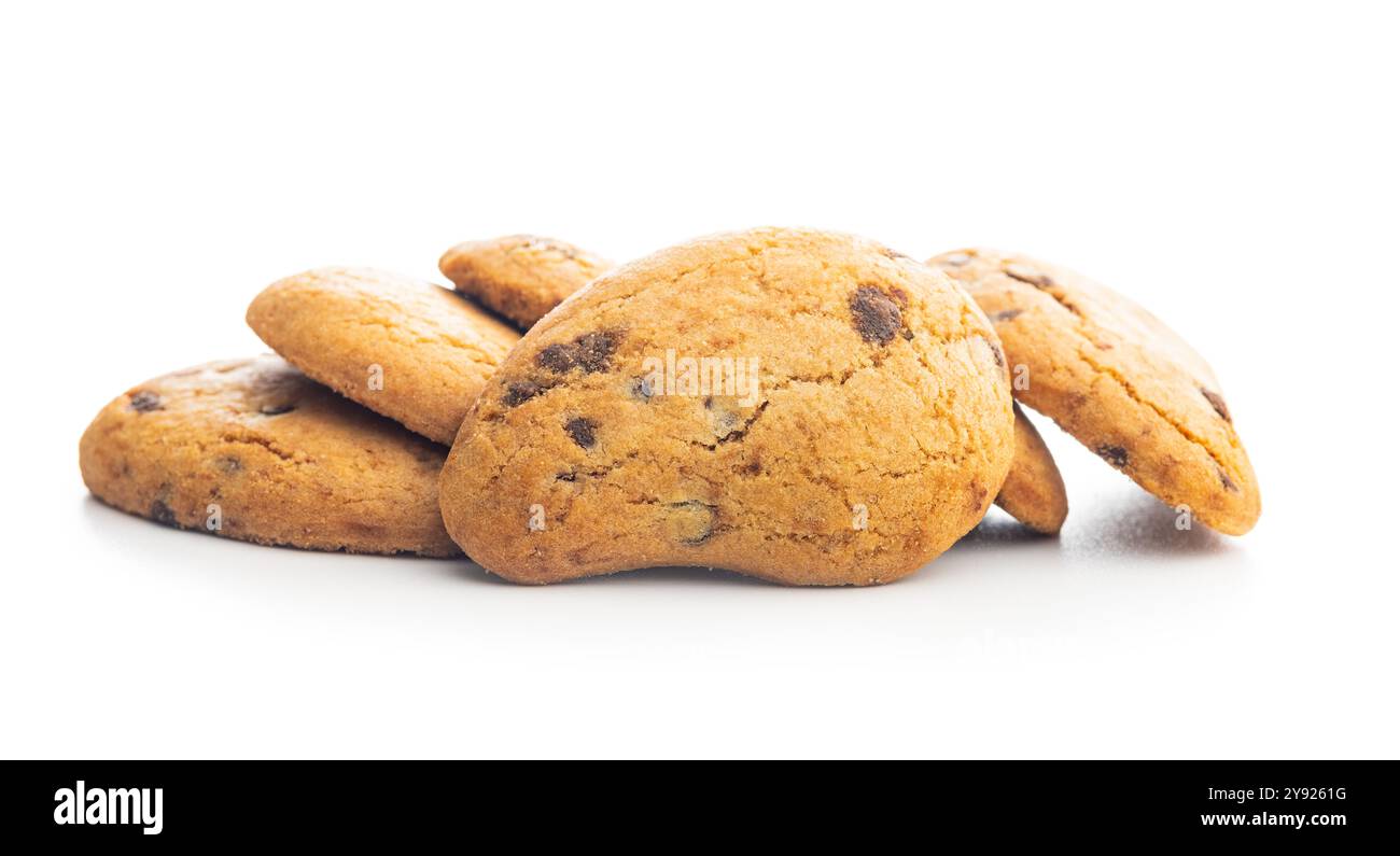 Biscotti frollini con gocce di cioccolato. Schokoladenkekse isoliert auf weißem Hintergrund. Stockfoto