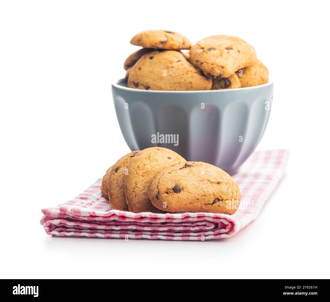 Biscotti frollini con gocce di cioccolato. Schokoladenkekse in Schüssel isoliert auf weißem Hintergrund. Stockfoto