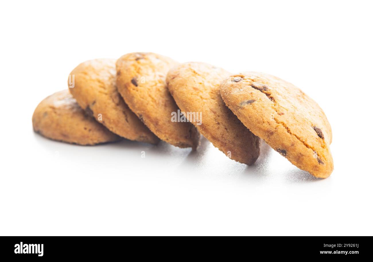 Biscotti frollini con gocce di cioccolato. Schokoladenkekse isoliert auf weißem Hintergrund. Stockfoto