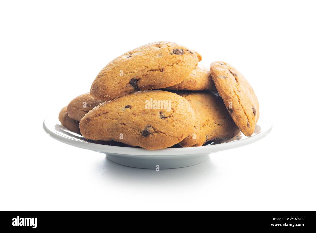 Biscotti frollini con gocce di cioccolato. Schokoladenkekse auf Teller isoliert auf weißem Hintergrund. Stockfoto