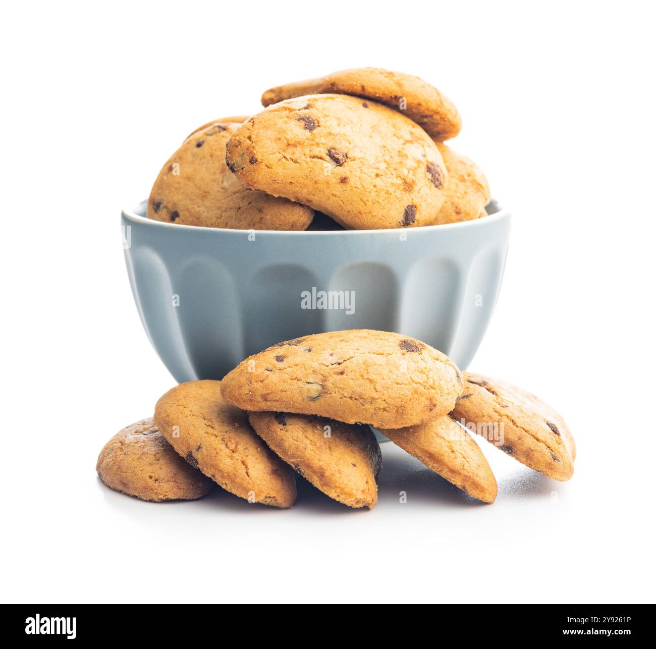 Biscotti frollini con gocce di cioccolato. Schokoladenkekse in Schüssel isoliert auf weißem Hintergrund. Stockfoto