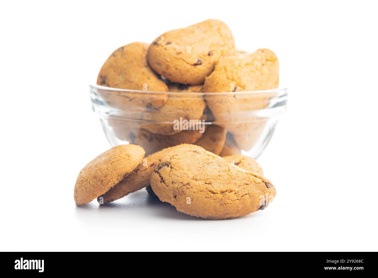 Biscotti frollini con gocce di cioccolato. Schokoladenkekse in Schüssel isoliert auf weißem Hintergrund. Stockfoto