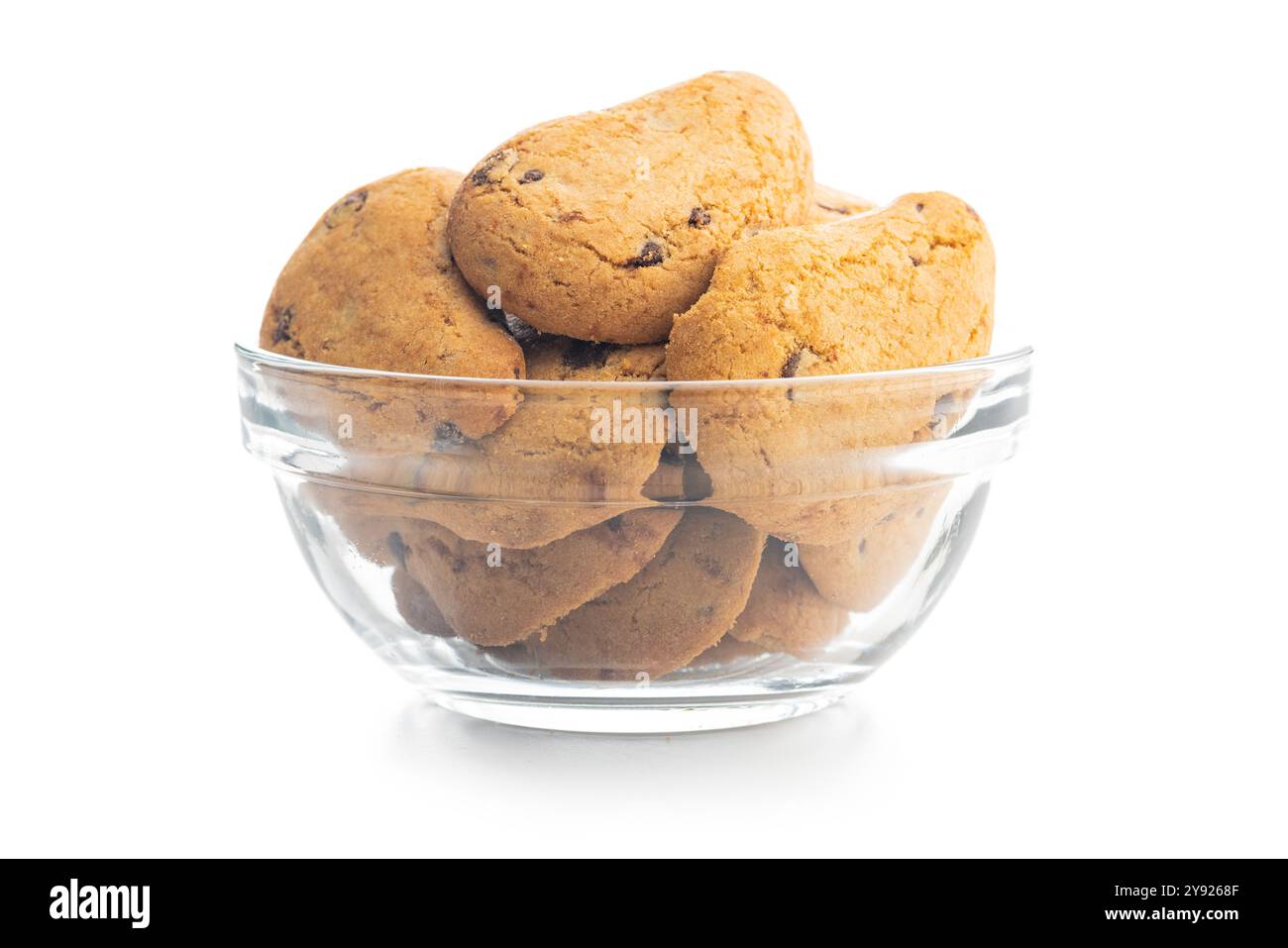 Biscotti frollini con gocce di cioccolato. Schokoladenkekse in Schüssel isoliert auf weißem Hintergrund. Stockfoto