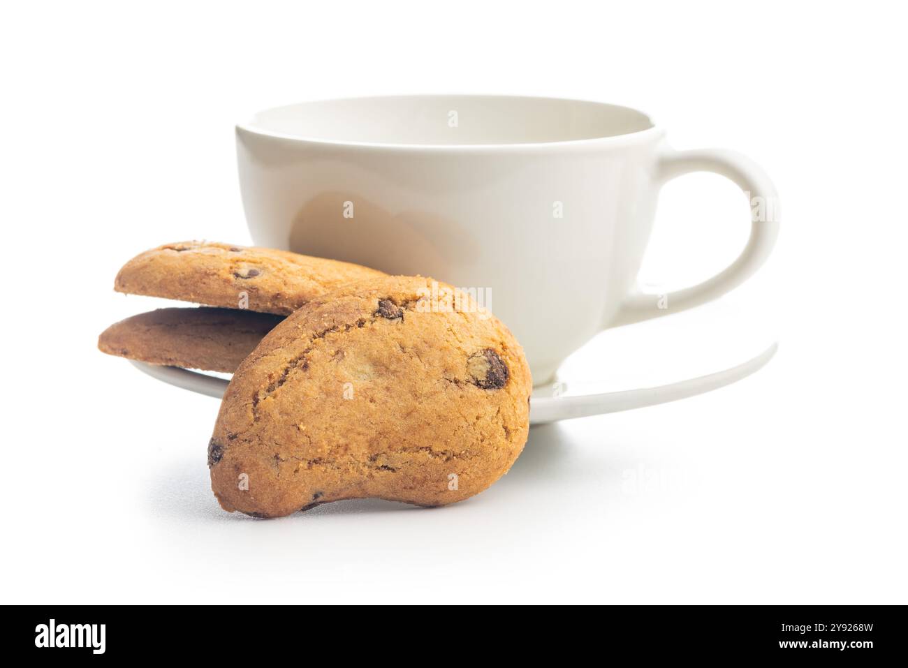 Biscotti frollini con gocce di cioccolato. Schokoladenkekse auf Kaffeetasse isoliert auf weißem Hintergrund. Stockfoto