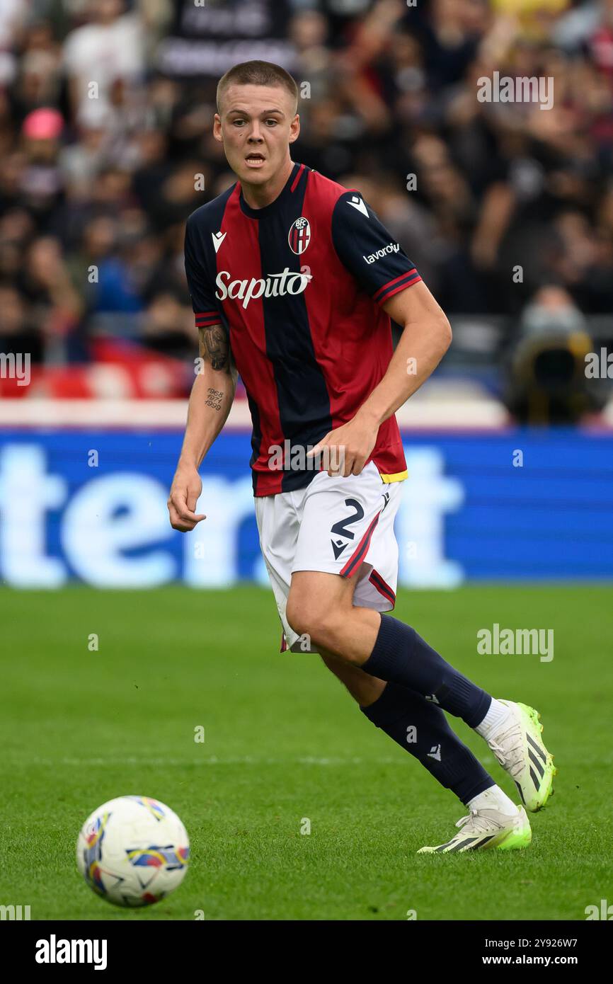 Emil Holm vom Bologna FC in Aktion während des Fußballspiels der Serie A zwischen Bologna FC und Parma Calcio im Renato Dall’Ara Stadion in Bologna (Italien) am 6. Oktober 2024. Stockfoto