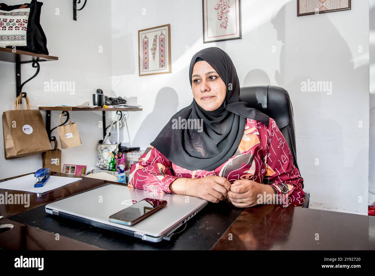 Saida, Libanon. Oktober 2024. Zainab Jumaal, Direktor der Zaintuna Association for Social Development in Saida. Israels Angriff auf den Libanon wurde als einer der intensivsten Luftkämpfe in der zeitgenössischen Kriegsführung beschrieben. Quelle: SOPA Images Limited/Alamy Live News Stockfoto