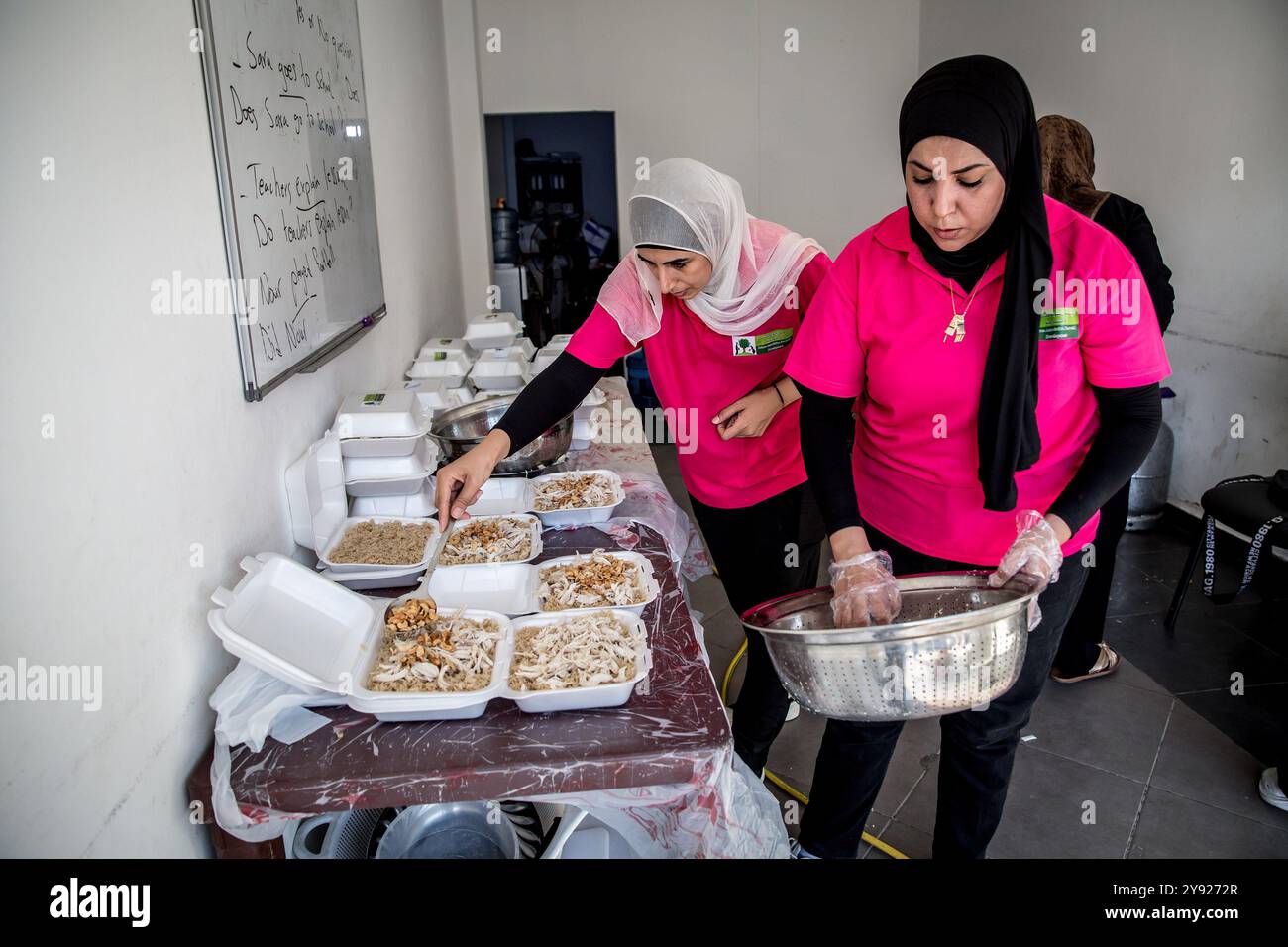 Saida, Libanon. Oktober 2024. Arbeiter des Zaintuna-Vereins für soziale Entwicklung bereiten in Saida Nahrungsmittel für Vertriebene vor. Israels Angriff auf den Libanon wurde als einer der intensivsten Luftkämpfe in der zeitgenössischen Kriegsführung beschrieben. Quelle: SOPA Images Limited/Alamy Live News Stockfoto