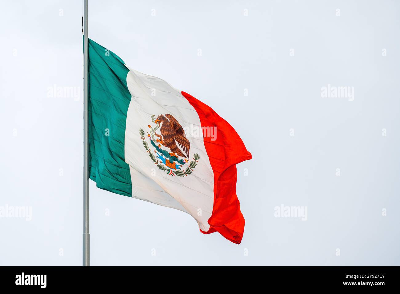 Die mexikanische Flagge flattert gegen den Himmel Stockfoto