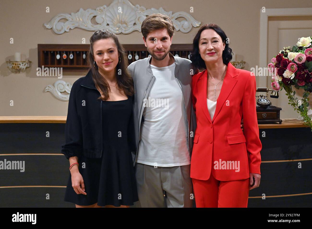 v.li:Katharina SCHEUBA Schauspielerin ist Maxi Neubach, Elias REICHERT ...