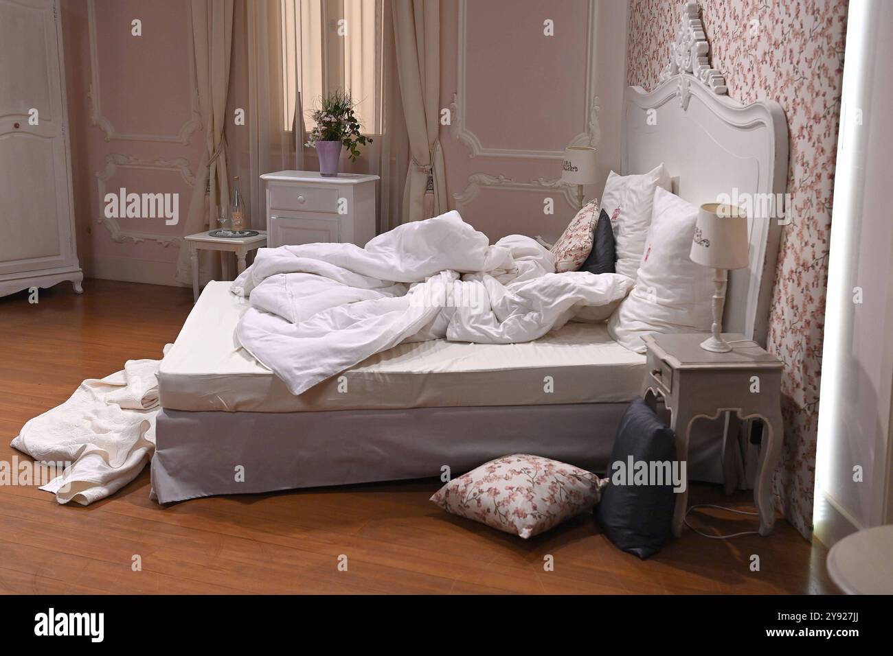 Derangiertes Bett, Schlafzimmer, nicht gemachtes Bett, Kissen, Bettdecke. Studiokulisse Hotel Fürstenhof. Sturm der LiebeÒ 21.Staffel der Erfolgstelenovela ab 5.Dezember im Ersten ARD, Pressetermin am Set am 07.10.2024. *** Verwirrtes Bett, Schlafzimmer, ungebautes Bett, Kissen, Decken Studio Hintergrund Hotel Fürstenhof Sturm der LiebeÒ 21 Staffel der Hitseifenoper vom 5. Dezember auf ARD, Presseveranstaltung am Set am 07 10 2024 Stockfoto