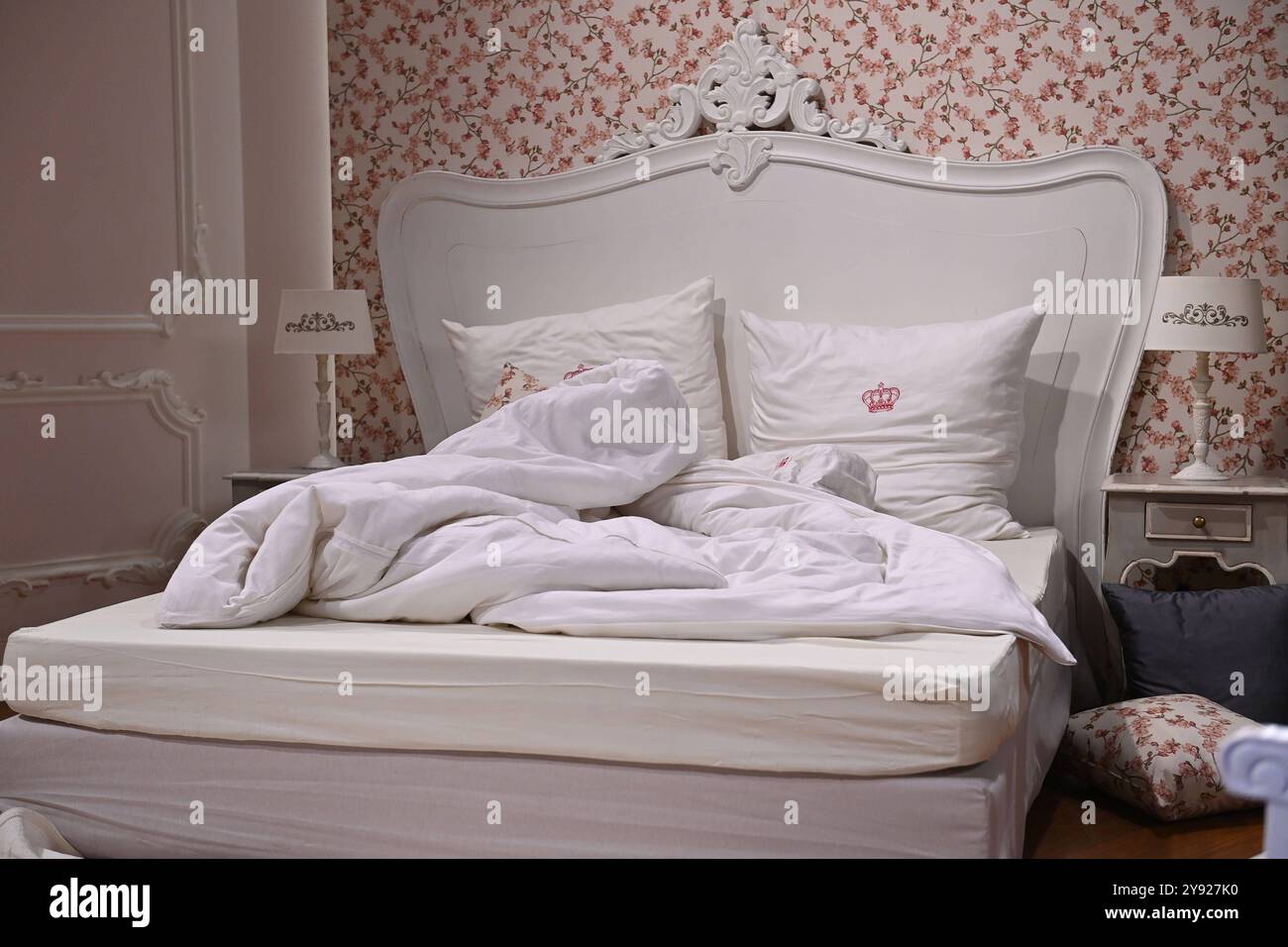 Derangiertes Bett, Schlafzimmer, nicht gemachtes Bett, Kissen, Bettdecke. Studiokulisse Hotel Fürstenhof. Sturm der LiebeÒ 21.Staffel der Erfolgstelenovela ab 5.Dezember im Ersten ARD, Pressetermin am Set am 07.10.2024. *** Verwirrtes Bett, Schlafzimmer, ungebautes Bett, Kissen, Decken Studio Hintergrund Hotel Fürstenhof Sturm der LiebeÒ 21 Staffel der Hitseifenoper vom 5. Dezember auf ARD, Presseveranstaltung am Set am 07 10 2024 Stockfoto