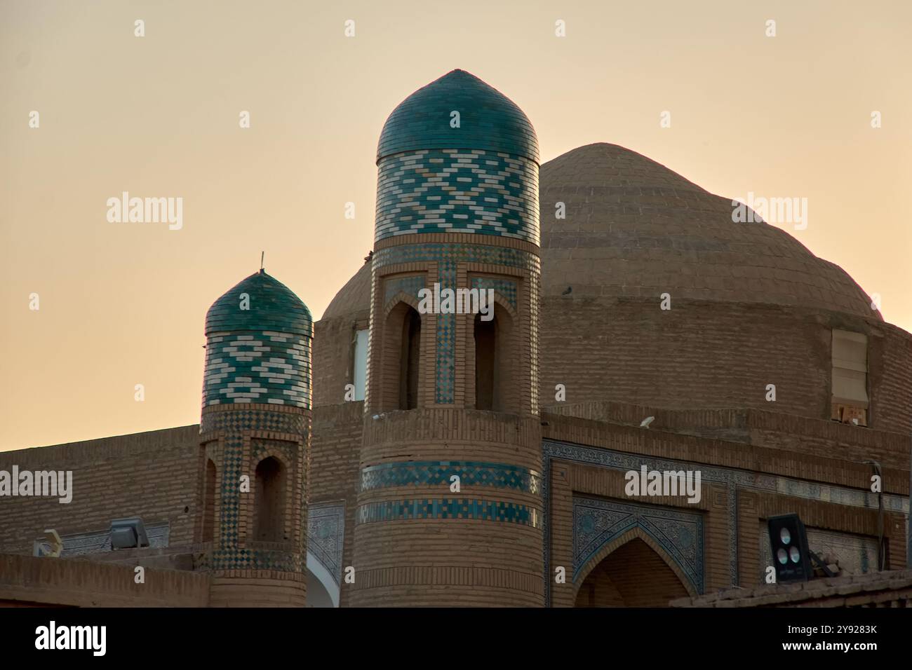 Die Amin Khan Madrasa ist ein großartiges Beispiel islamischer Architektur in Chiwa, Usbekistan, entlang der historischen Seidenstraße. Erbaut im 19. Jahrhundert Stockfoto