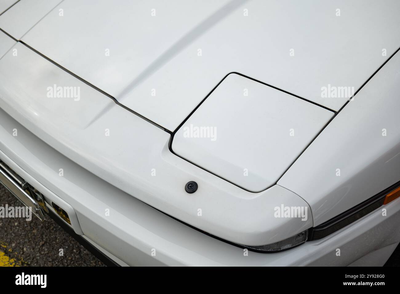 Junger Timer oder Oldtimer, geschlossener ausklappbarer Scheinwerfer oder Scheinwerfereinheit. Nahaufnahme, von oben nach unten, keine Personen. Stockfoto