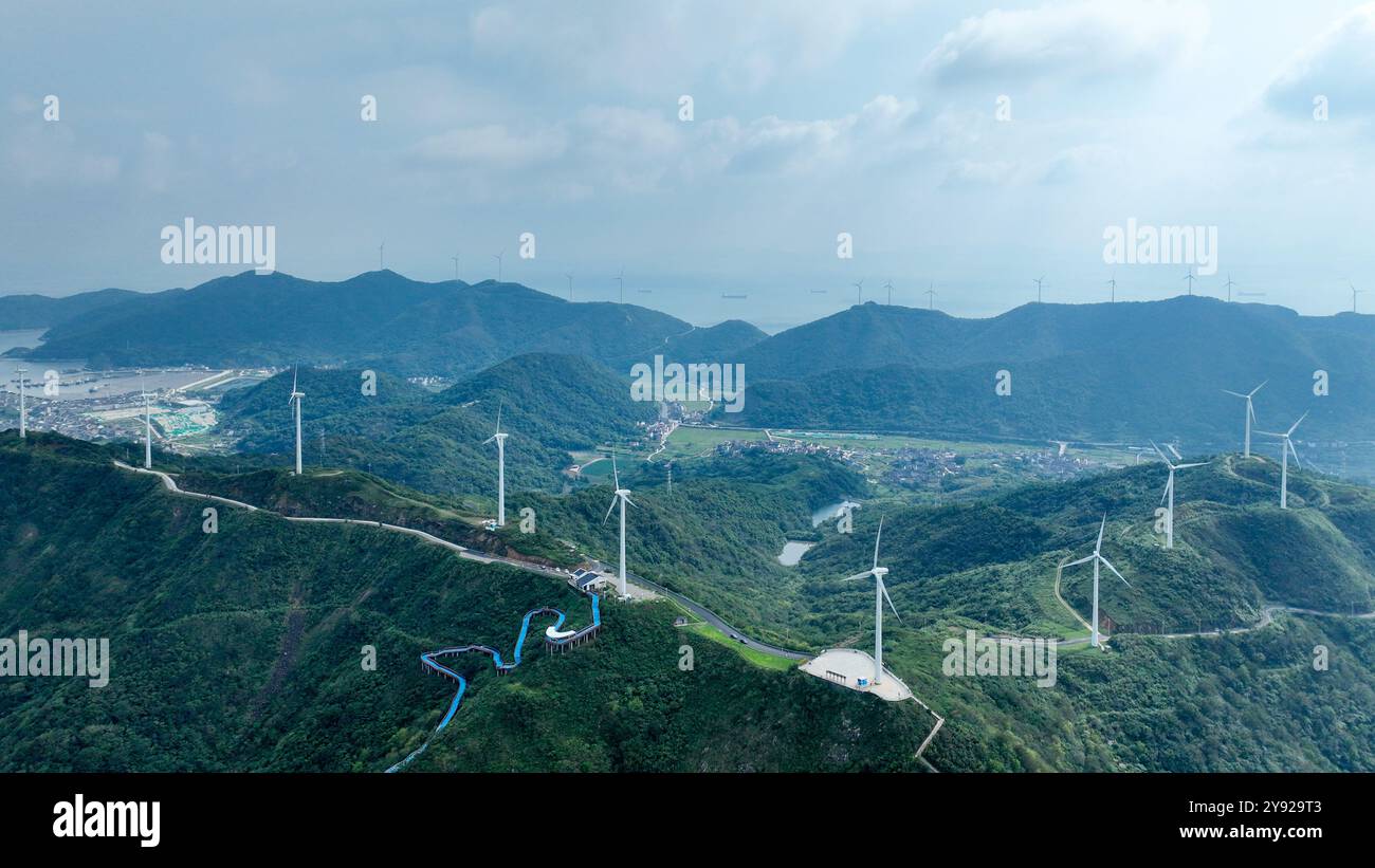 ZHOUSHAN, CHINA – 8. OKTOBER 2024 – Windturbinen auf der Qushandao Wind Farm drehen sich unter der Meeresbrise im Daishan County, Zhoushan City, Zheji Stockfoto