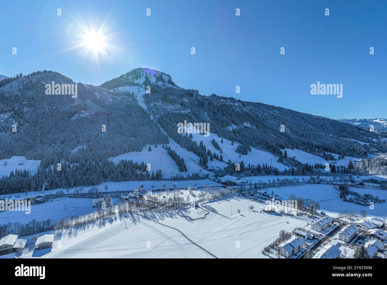 Ausblick auf das herrlich verschneite Allgäu bei Bad Hindelang an der Deutschen Alpenstraße Bad Hindelang im Ostrachtal im Oberallgäu an einem sonnige Stockfoto