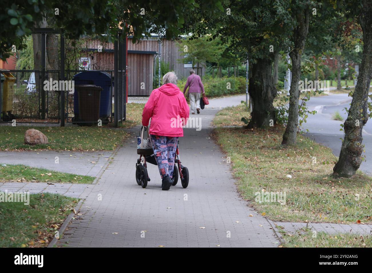 Eine Rentnerin schiebt am Dienstag 17.09.2024 Ihren Rollator durch den Stadtteil Groß Klein der Hanse- und Universitätsstadt Rostock. Der Stadtbezirk ist insbesondere gekennzeichnet von einem hohen Altersdurchschnitt und Menschen mit Migrationshintergrund. Hinzu kommt, das in dem Stadtgebiet zahlreiche Senioren leben die von ihren Bezügen kaum den Lebensunterhalt bestreiten können. Damit ist das Wohngebiet ein Spiegel der Gesellschaft in der immer wieder Bürger im Alter nur eine Grundsicherung erhalten. *** Eine Rentnerin schiebt ihren Wanderer durch den Groß Klein Stadtteil der Hanse und Univ Stockfoto