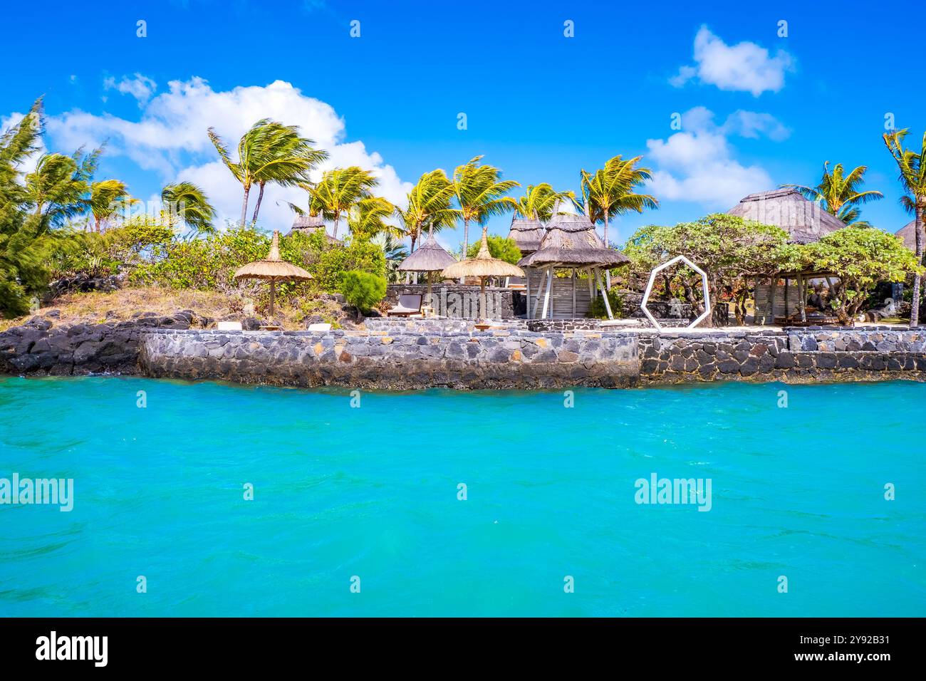 Herrlicher Blick auf ein magisches, tropisches Hotelresort auf Mauritius, das zum Entspannen unter Kokospalmen und in kleinen Pavillons am azurblauen Meer einlädt Stockfoto