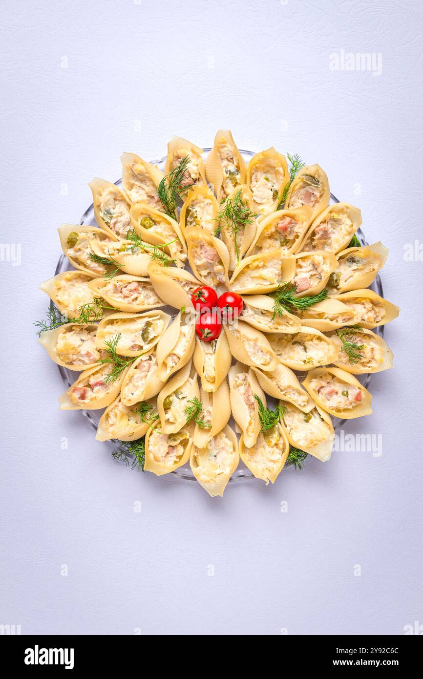 Gefüllte Nudelschalen mit Dill und Tomaten Stockfoto