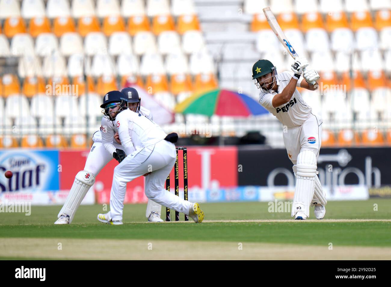 Pakistan's Salman Ali Agha, right, plays a shot during the second day of the first test cricket match between Pakistan and England, in Multan, Pakistan, Tuesday, Oct. 8, 2024. (AP Photo/Anjum Naveed) Stockfoto