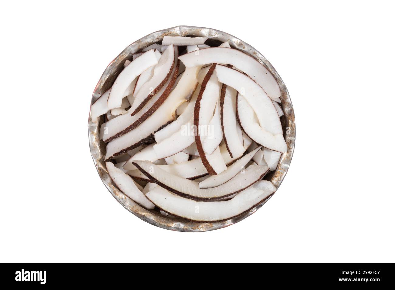 Blick von oben auf Kokosscheiben in einer dekorativen Schüssel, ideal für tropische und natürliche Speisen Stockfoto