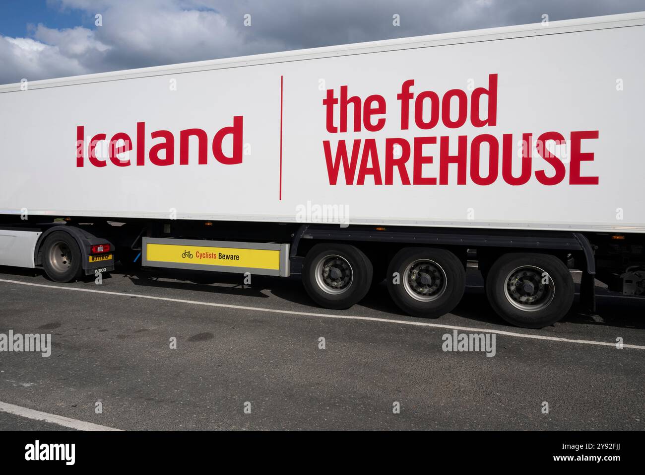 Island Frozen Food LKW Anhänger mit Sicherheitswarnung für Radfahrer. Stockfoto