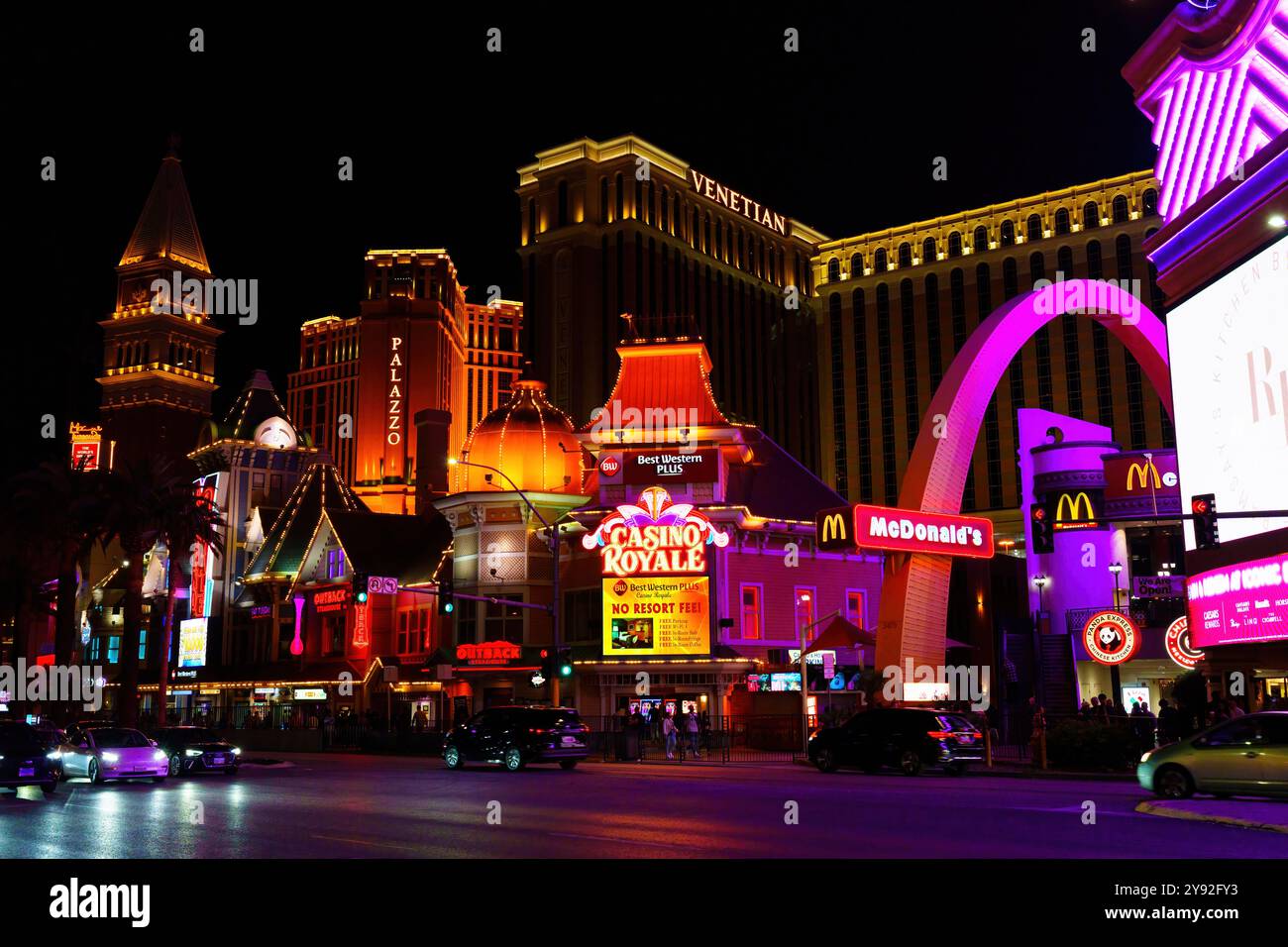 Las Vegas, Nevada - 13. April 2024: Beleuchteter Las Vegas Strip mit berühmten Hotels und Casinos unter dem Nachthimmel. Stockfoto