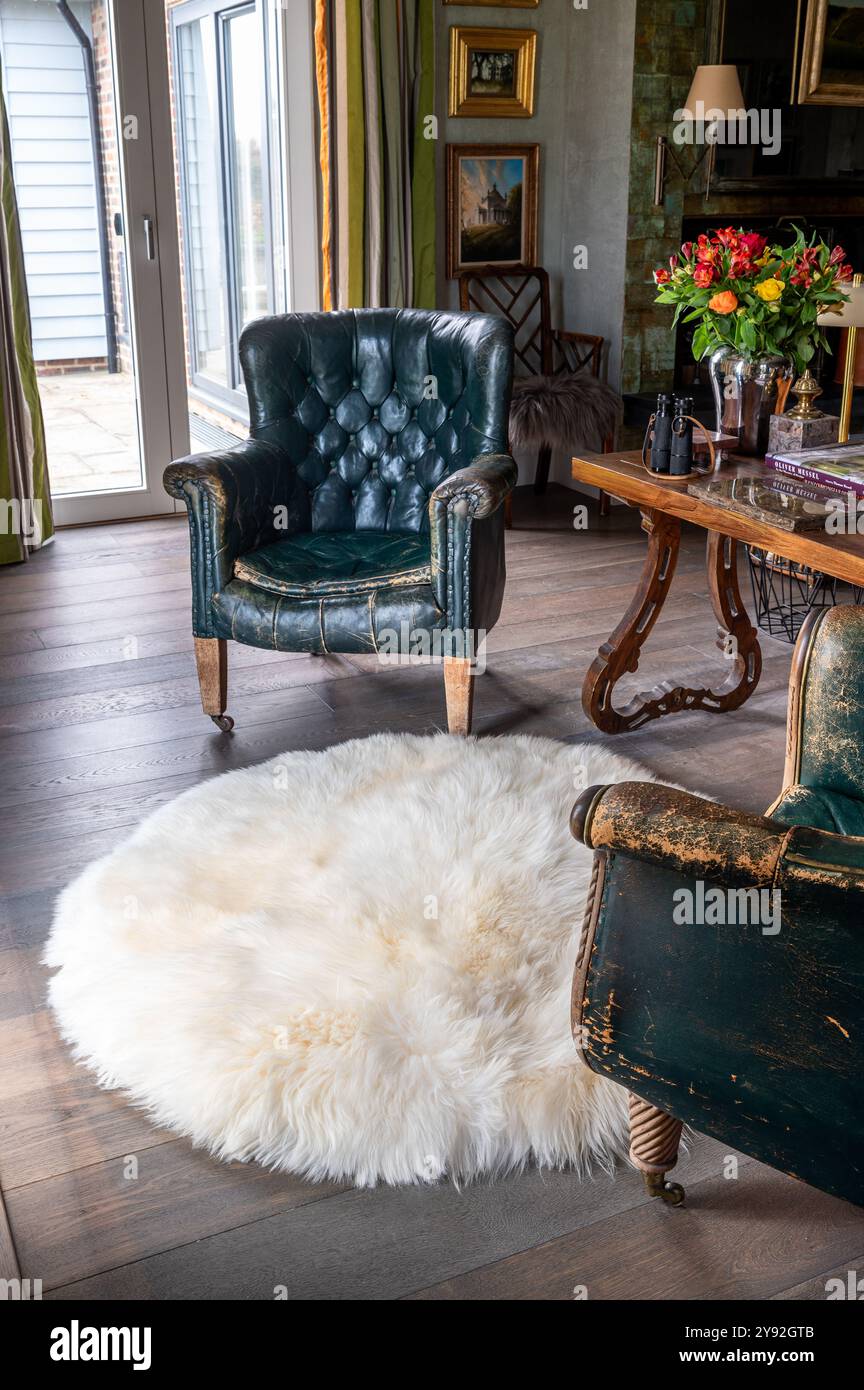 Vintage-Sessel mit Lammfellteppich von Wildash, luxuriöse Wohnmöbel mit nachhaltigen Ressourcen, London. Stockfoto