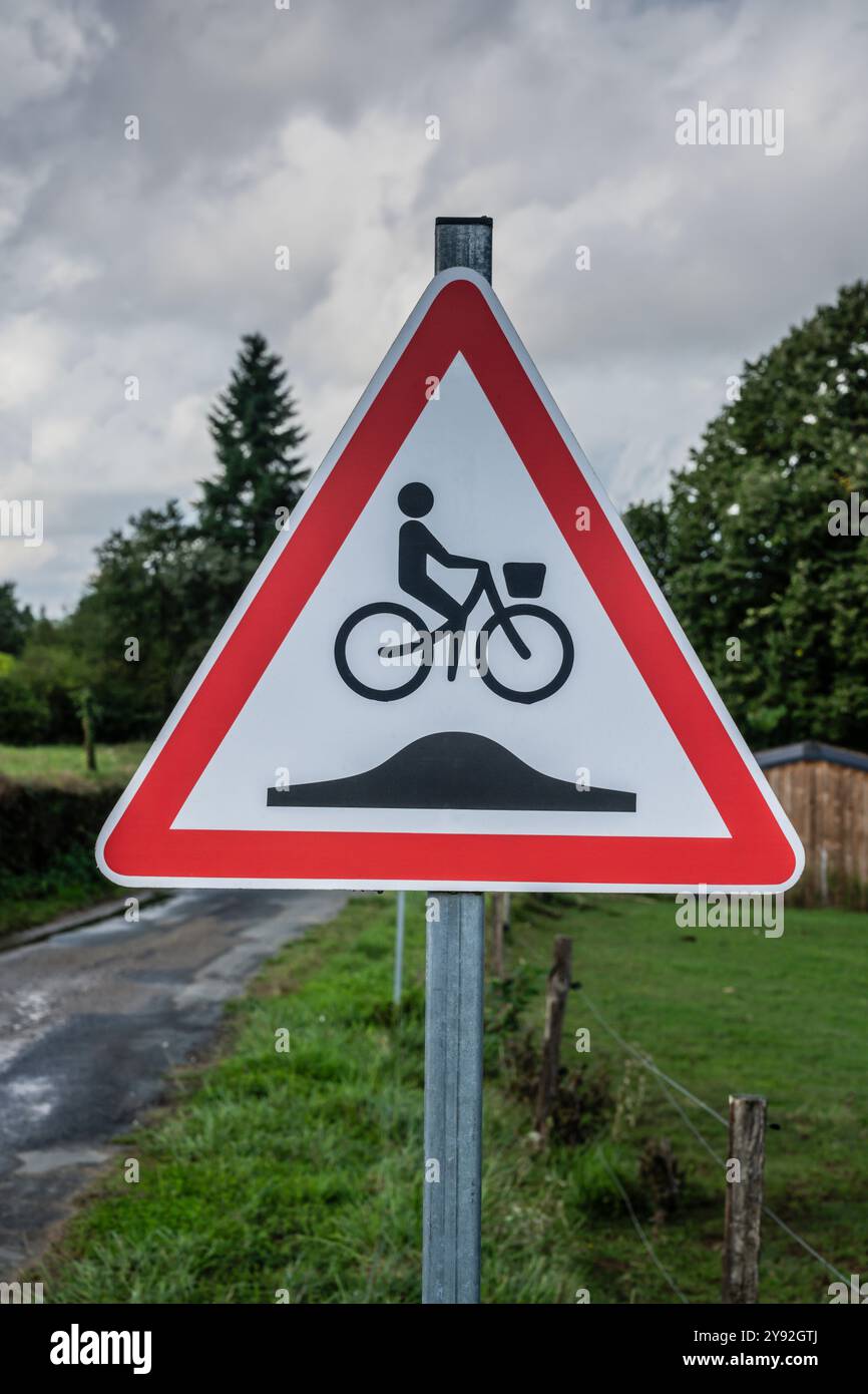 Radfahrer hüten sich vor Geschwindigkeitsunebenheiten, sahen den Sarlat Voie Verte Radweg von Sarlat nach Cazoulès, Frankreich. Stockfoto