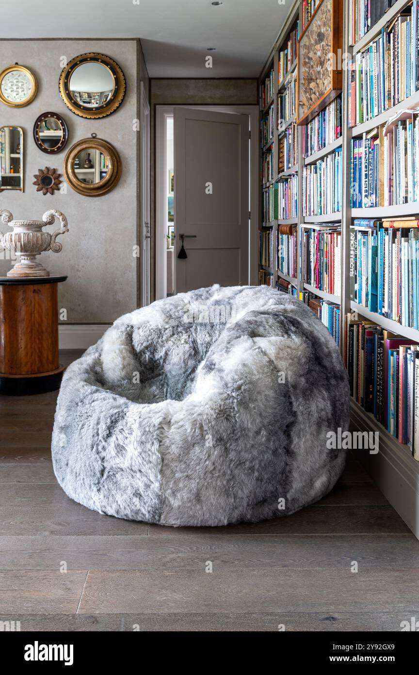 Sitzsack aus Lammfell von Wildash, nachhaltige Wohnmöbel, London. Stockfoto