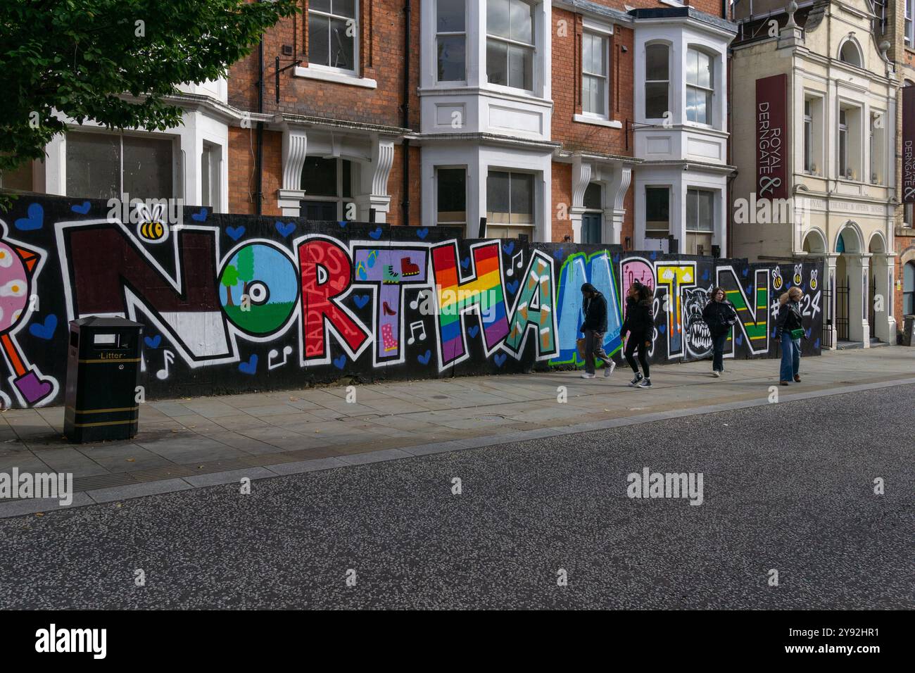 Farbenfrohe Wandmalereien, die den Namen der Stadt in Northampton, Northamptonshire, Großbritannien beschreiben Stockfoto