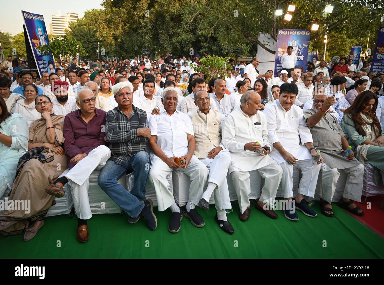 Neu-Delhi, Indien. Oktober 2024. NEW DELHI, INDIEN - 7. OKTOBER: Hochrangige Kongressführer, die während des Starts einer Kampagne zum Austausch von Vorschlägen für das Manifest für die bevorstehenden Wahlen in Delhi am 7. Oktober 2024 in Rajiv Chowk, Connaught Place, in Neu-Delhi, Indien, gesehen wurden. (Foto: Sanchit Khanna/Hindustan Times/SIPA USA) Credit: SIPA USA/Alamy Live News Stockfoto