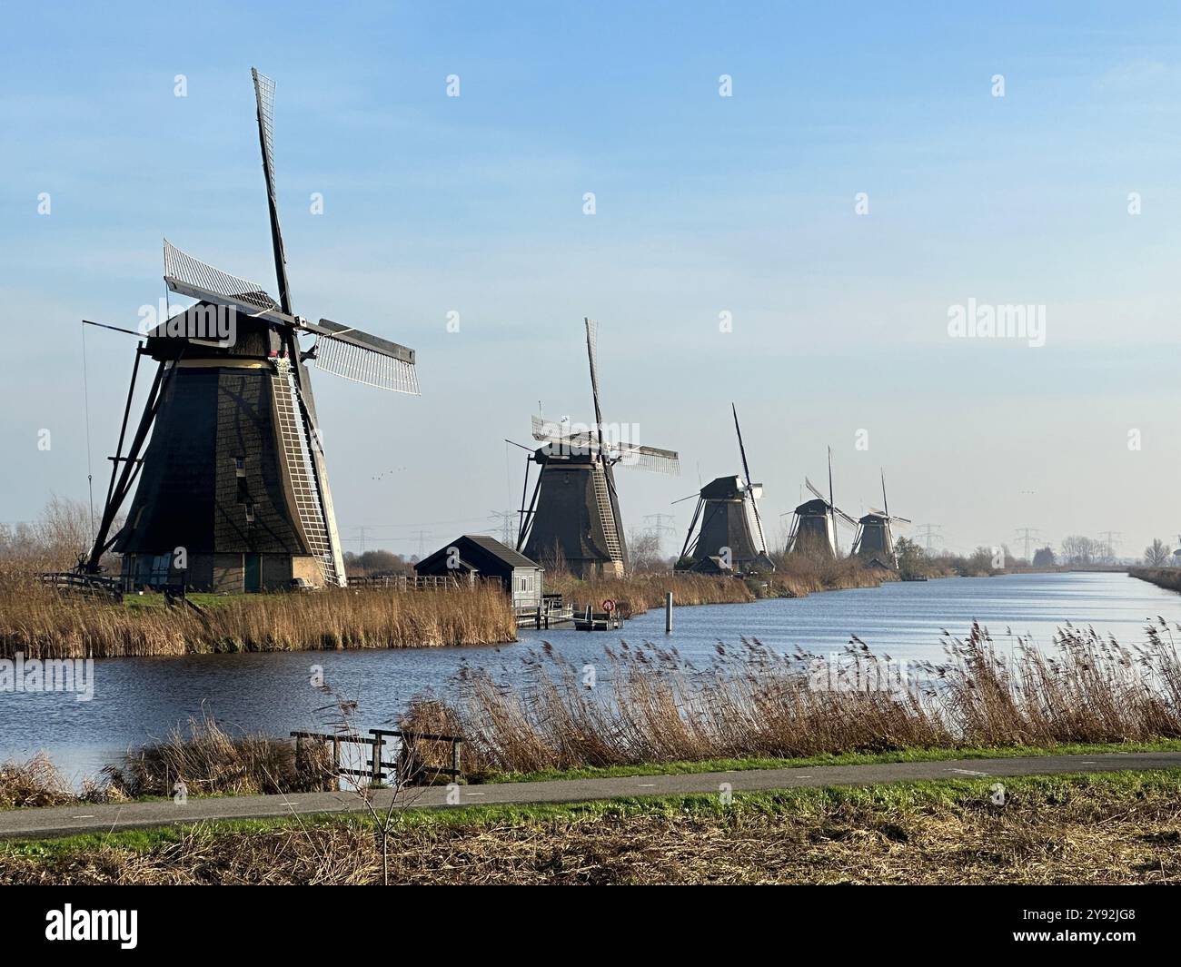 Kinderdijk, Holland: 17. Dezember 2023; Eine Reihe von Windmühlen entlang eines Cent im Dorf Kinderdijk in den Niederlanden - Smartphone-aufgenommenes Stockfoto