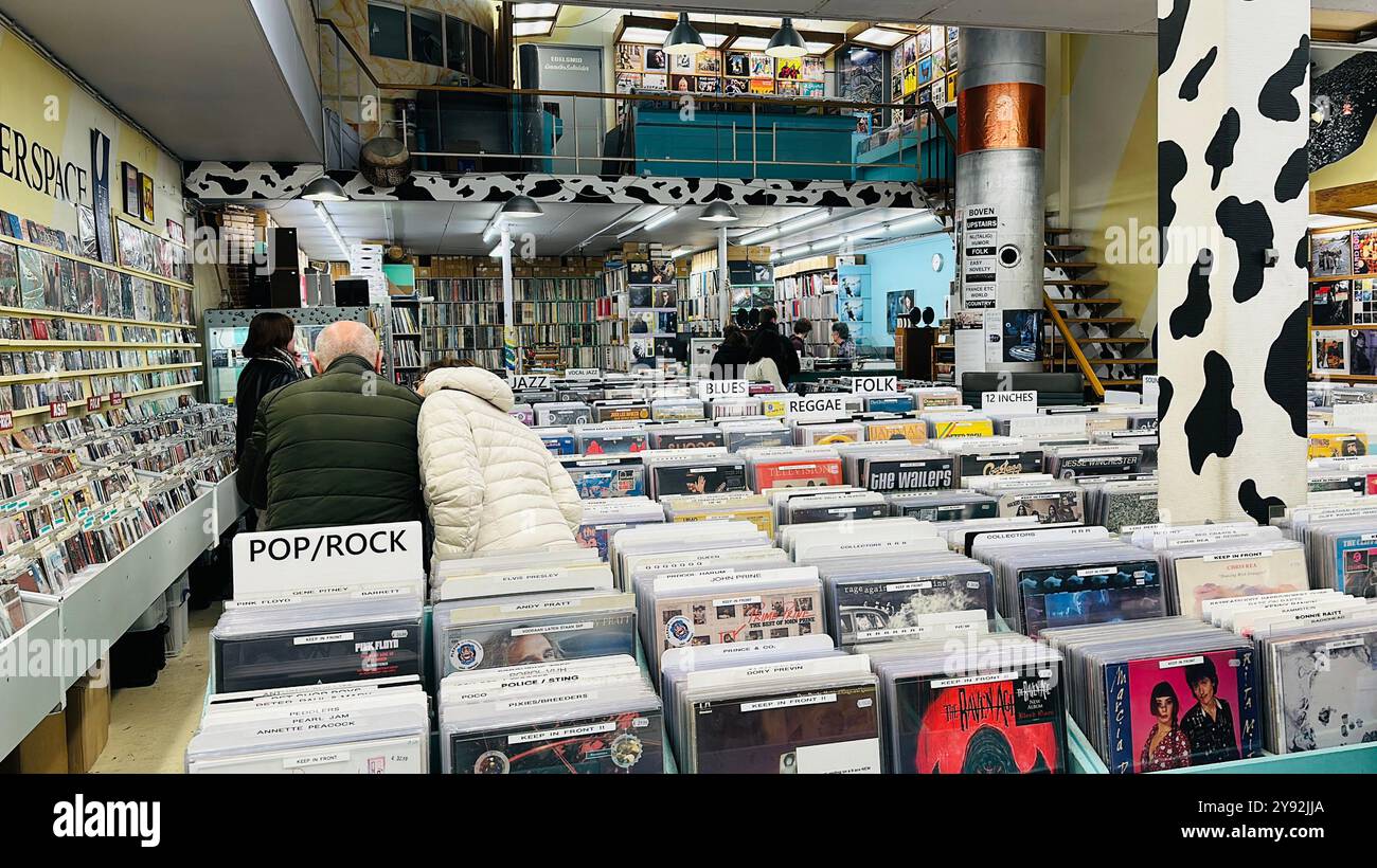 Delft, Niederlande 16. Dezember 2023; Innenraum eines Vinylgeschäfts in Delft. Der Laden heißt Plexus. Stockfoto