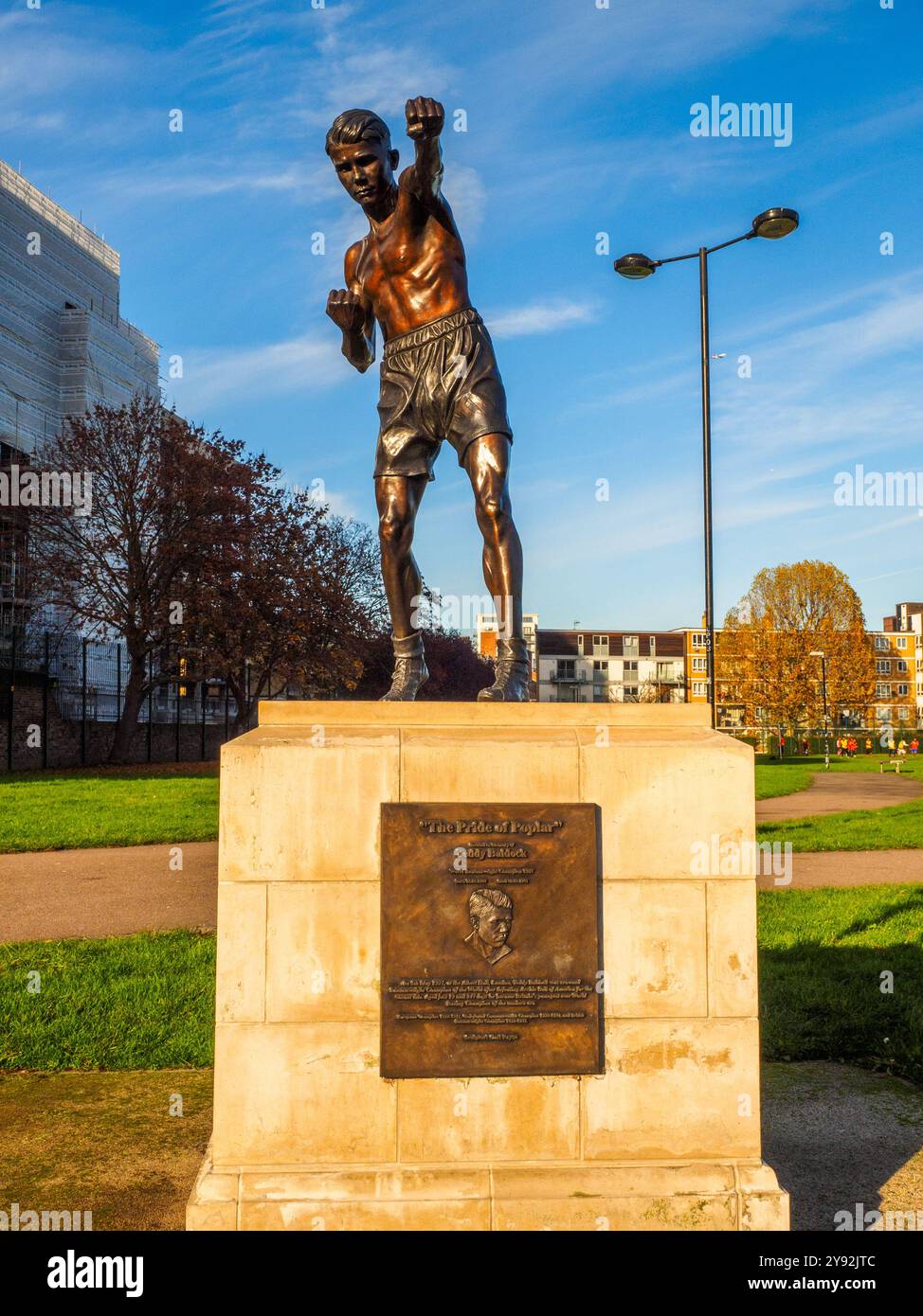 "Der Stolz der Pappel" errichtet in Erinnerung an Teddy Ballock (23.05.1907-08.03.1971) Welt Schwergewicht Champion 1927 Bronze Statue von Carl Payne Langdon Park in Pappel - London, England Stockfoto