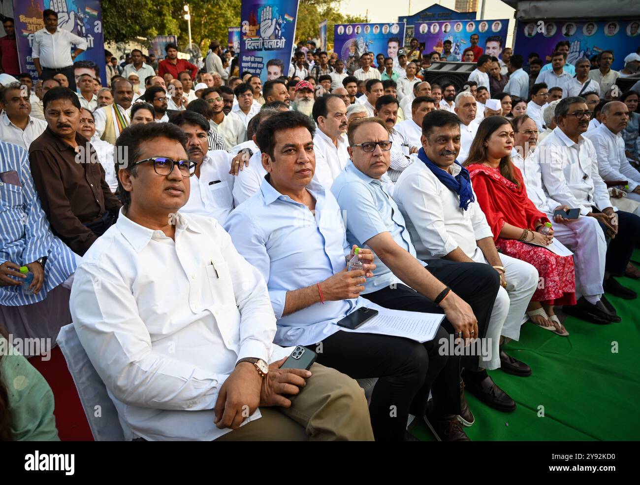 Neu-Delhi, Indien. Oktober 2024. NEW DELHI, INDIEN - 7. OKTOBER: Devender Yadav, Präsident des Delhi Pradesh Congress Committee, wurde während der Kampagne zur Vorlage von Vorschlägen für das Manifest für die bevorstehenden Wahlen in Delhi am 7. Oktober 2024 in Rajiv Chowk, Connaught Place in Neu-Delhi, Indien, gesehen. (Foto: Sanchit Khanna/Hindustan Times/SIPA USA) Credit: SIPA USA/Alamy Live News Stockfoto